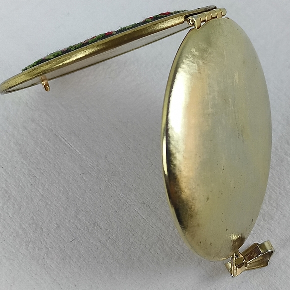 Vtg Avon Needlepoint Roses Petit Point Pendant Locket no chain floral locket. - Picture 9 of 15